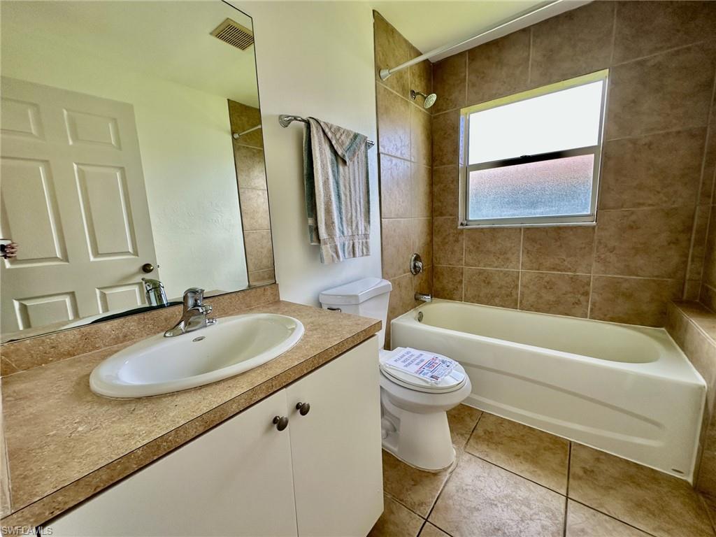 4317 Second bedroom/hallway Bath