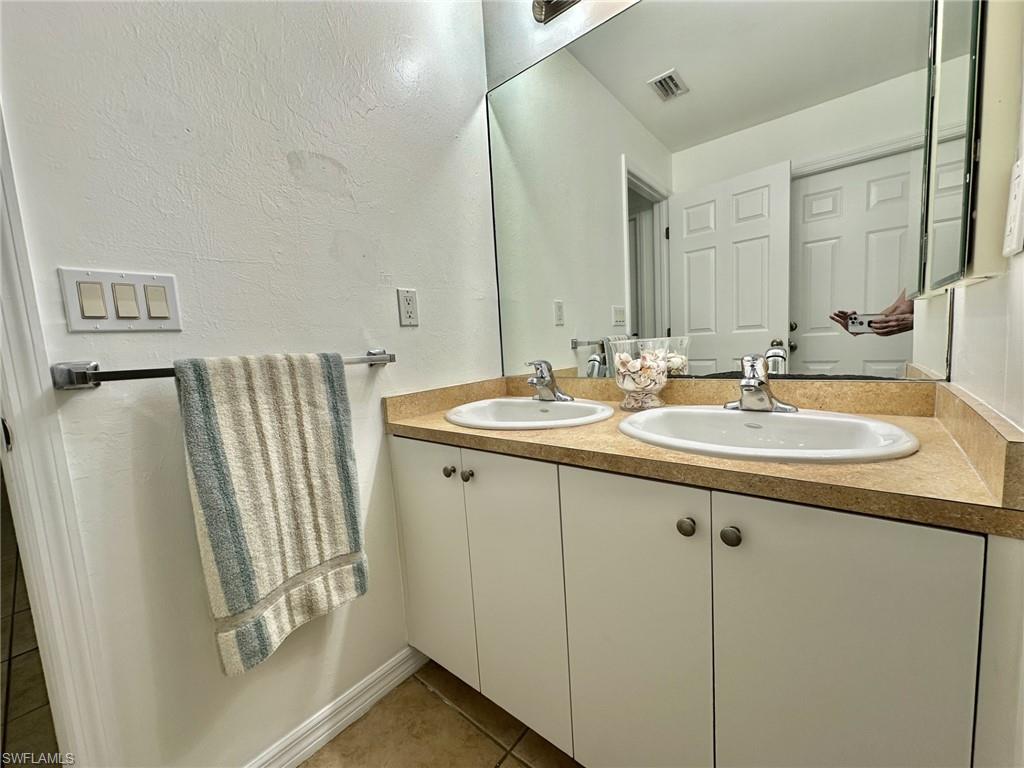 4317 Primary bath with double sink an full wall mirrow