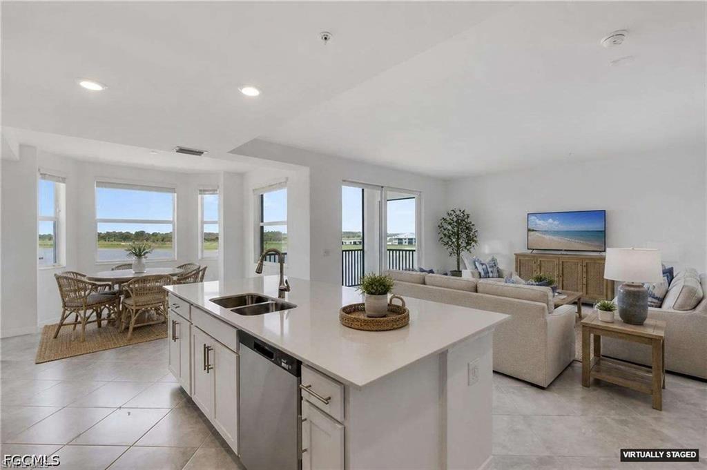 Open floor plan. Tile. Dining/breakfast area.