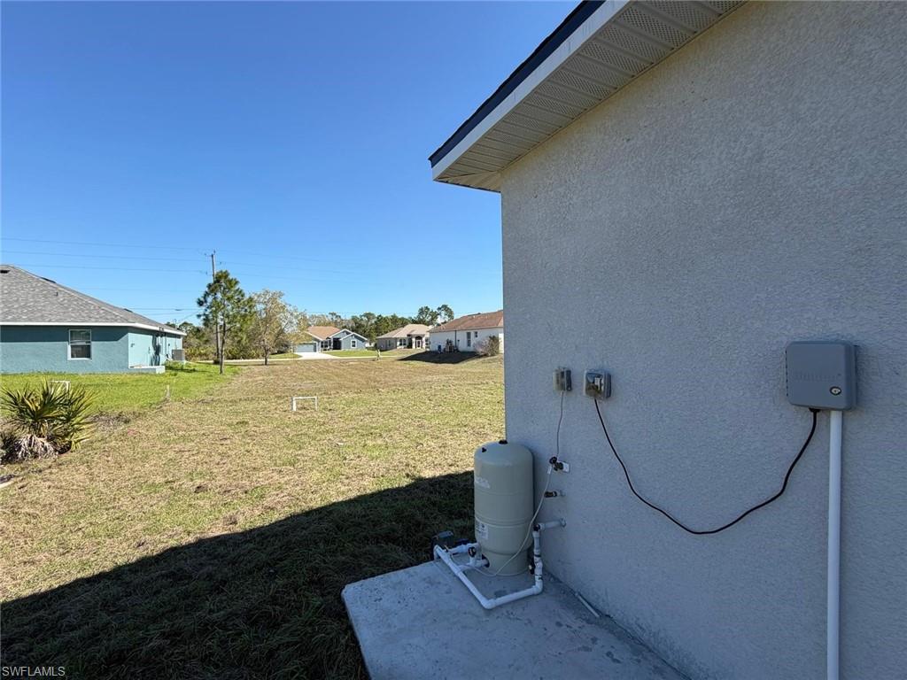 View of grassy yard with a residential view
