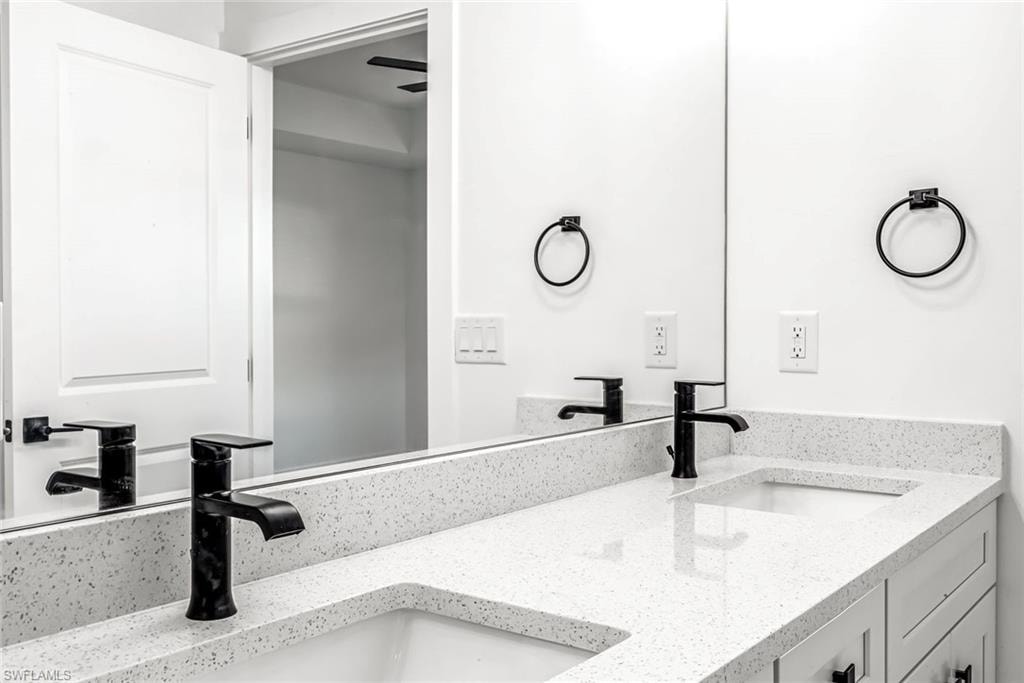 owner's ensuite bath / bano principal