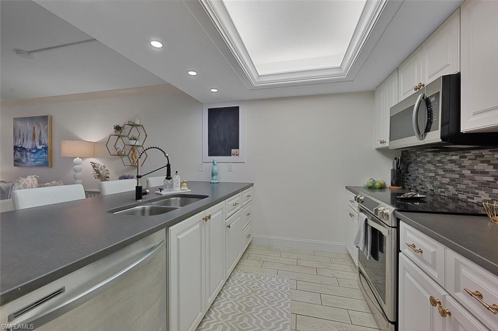 154 Cypress WAY E 1102