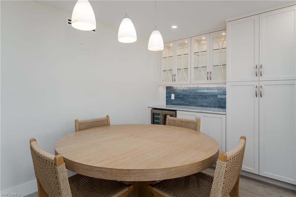 NOTE: This table has a leaf, expanding it to an oval that can seat many people.