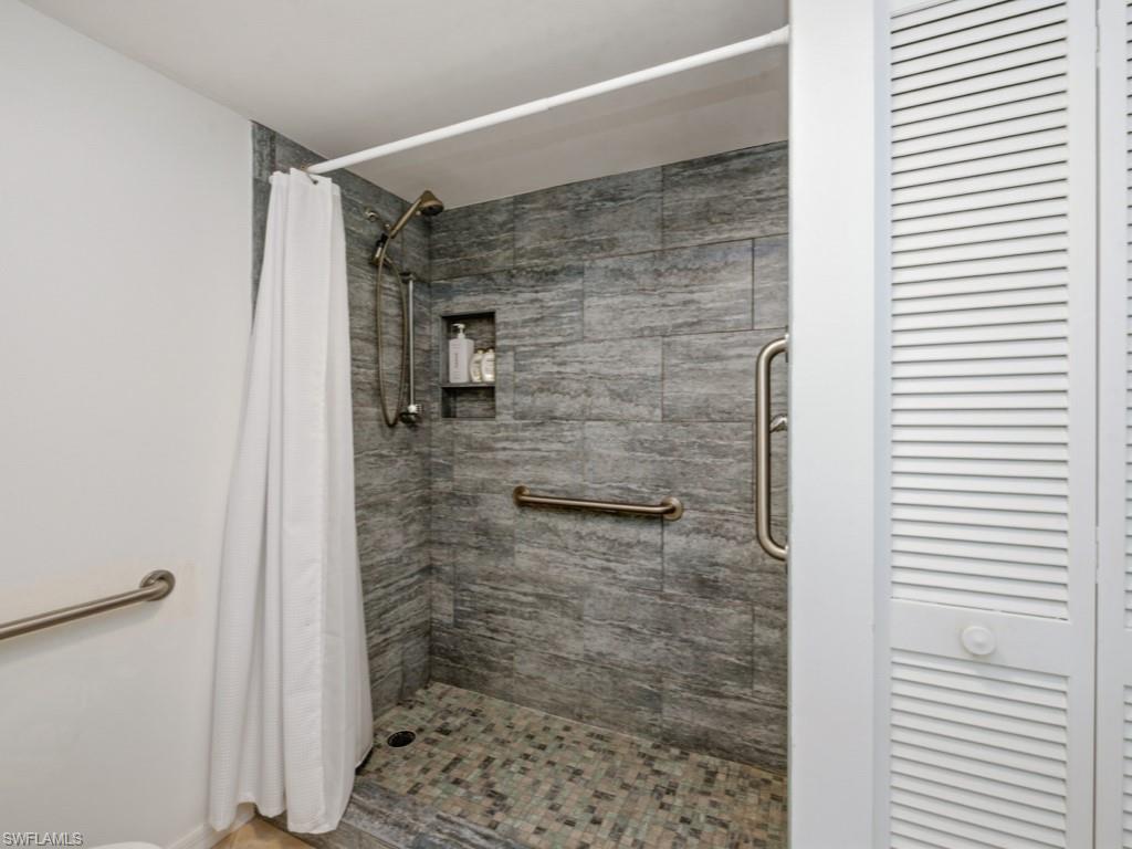 891 Huron CT 302 photo 17