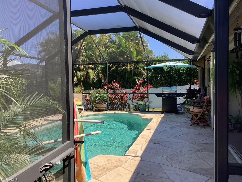 Side screened door into lanai