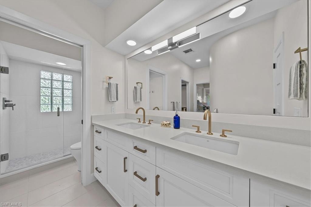 Dual Vanity 2nd Primary Suite bath