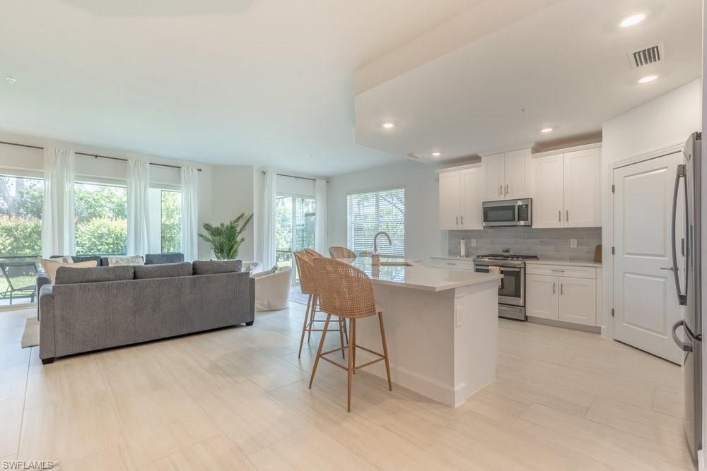 Kitchen with breakfast bar and gas cooking