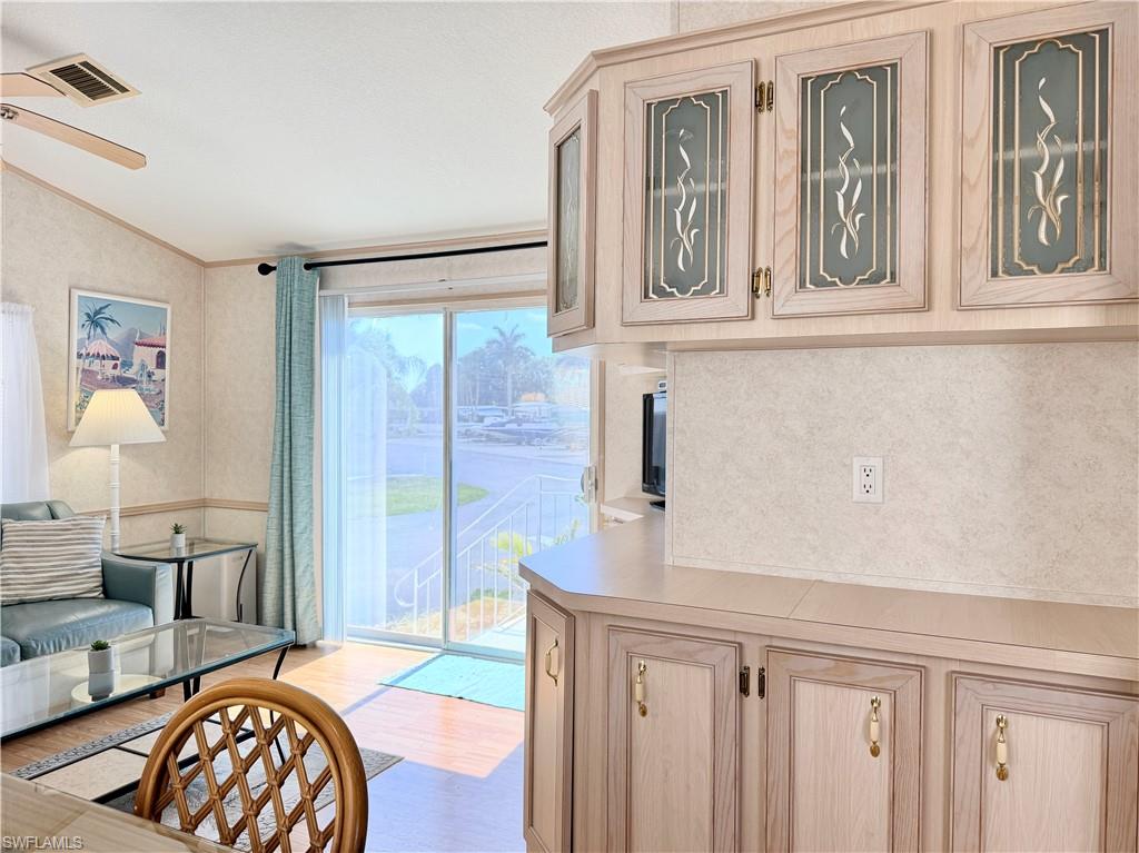 KITCHEN & LIVING ROOM