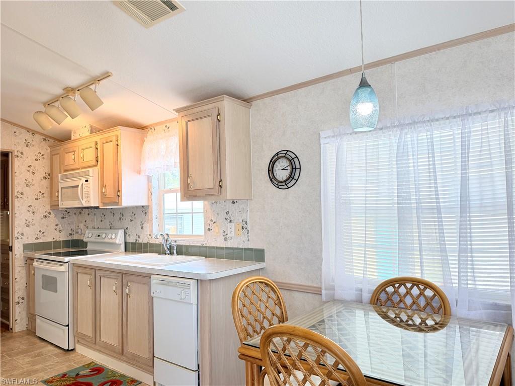 KITCHEN & DINING