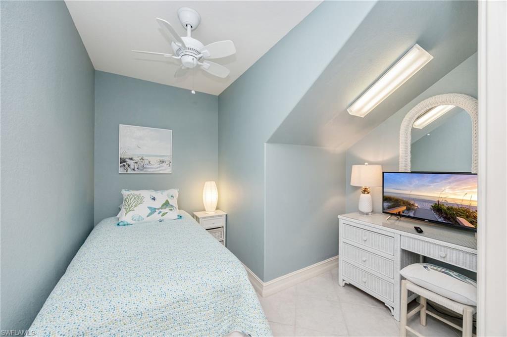 Single Bed/Desk/TV
