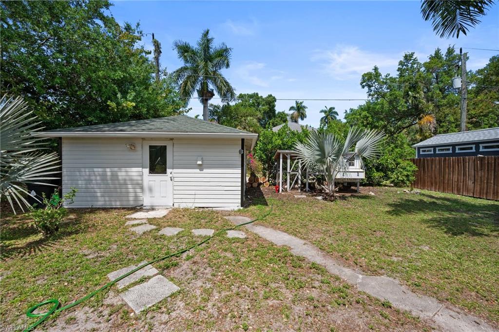 2647 Michigan AVE photo 33