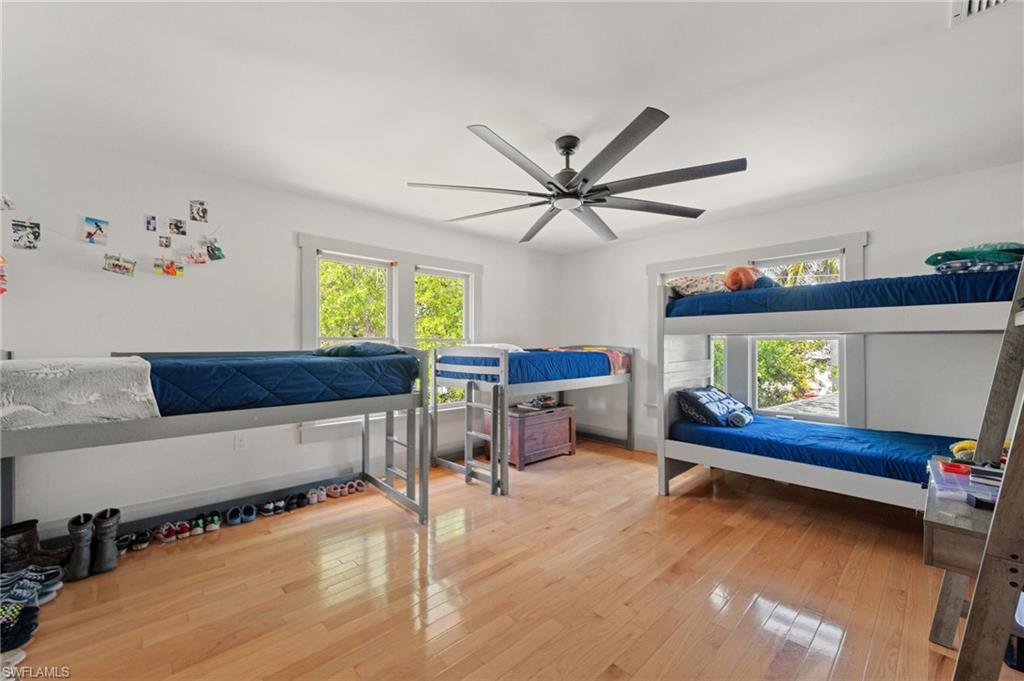 2647 Michigan AVE photo 25