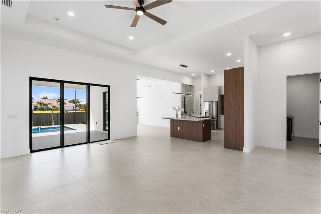 Spacious living room - open and bright!