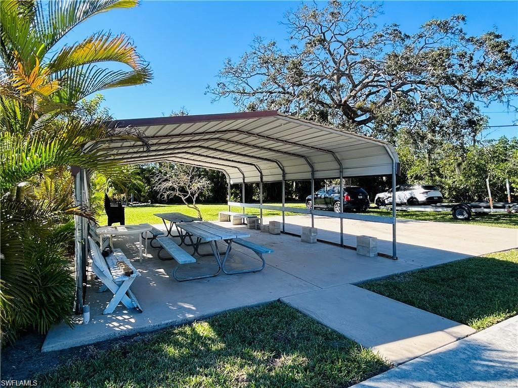 857 Manatee RD