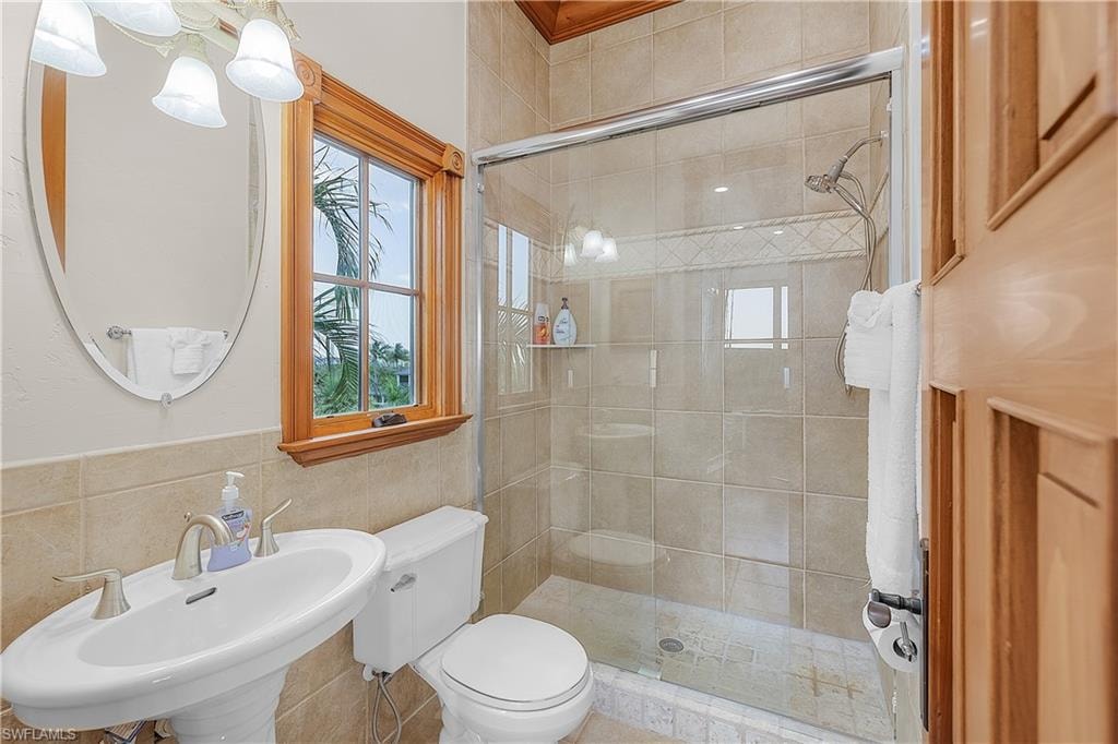 Third floor full bathroom