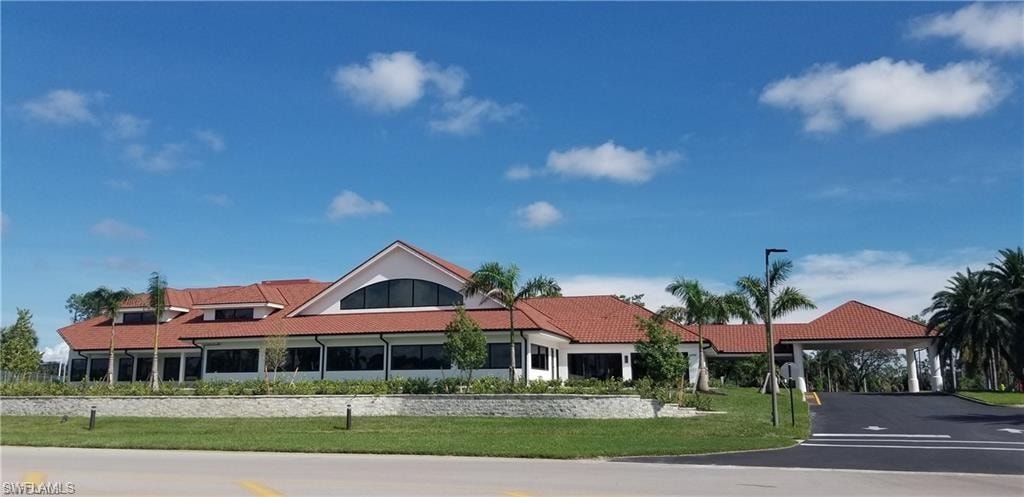 Royal Wood Clubhouse overlooking golf course