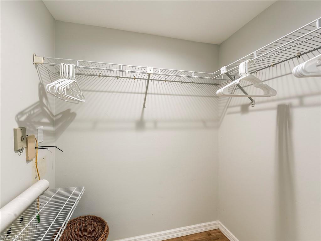 WALK IN CLOSET