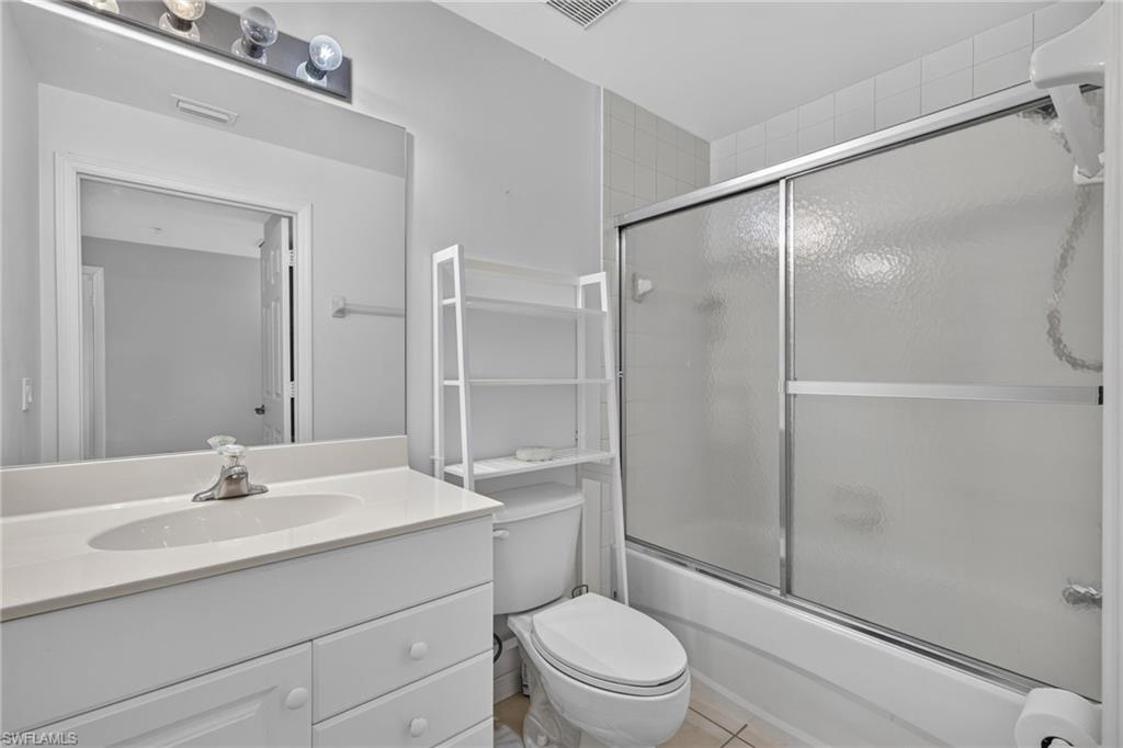 Guest bathroom with tub/shower combination