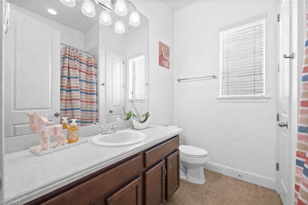The paint in this photo is virtually enhanced.