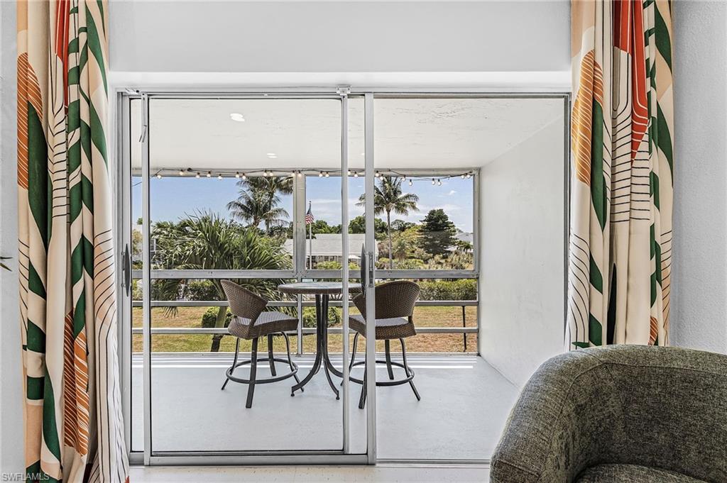 The view is wonderful and the blackout designer curtains are tropical / retro in style.