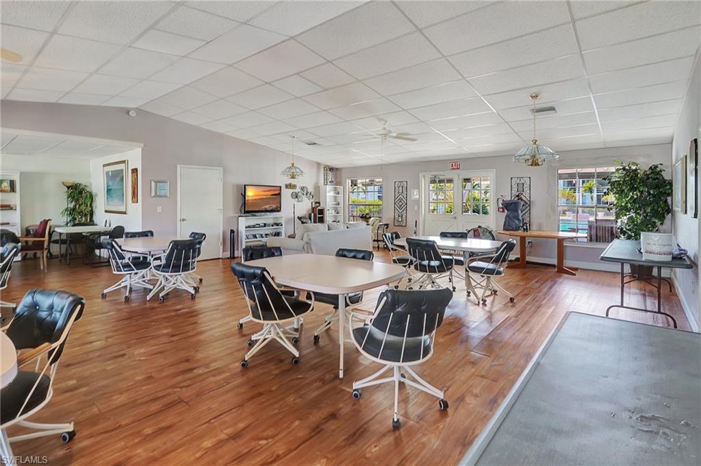 Sweet little gathering area for social events, billiards, libary, TV viewing.