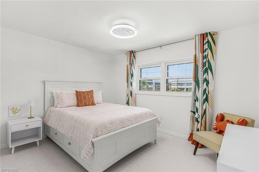 Front/Guest Bedroom w/queen size bed