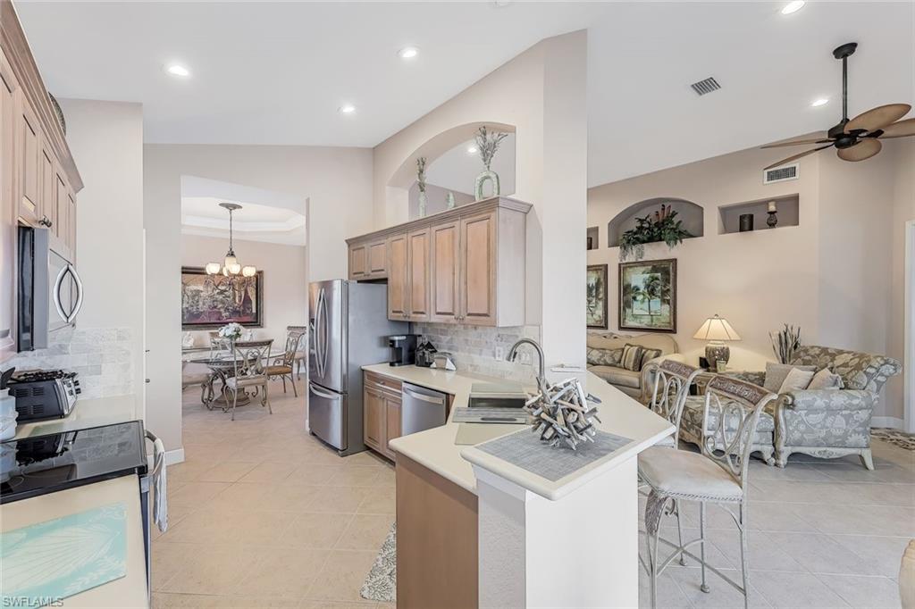 Kitchen flow from DR to Great Rm to Dinette to Breakfast Bar