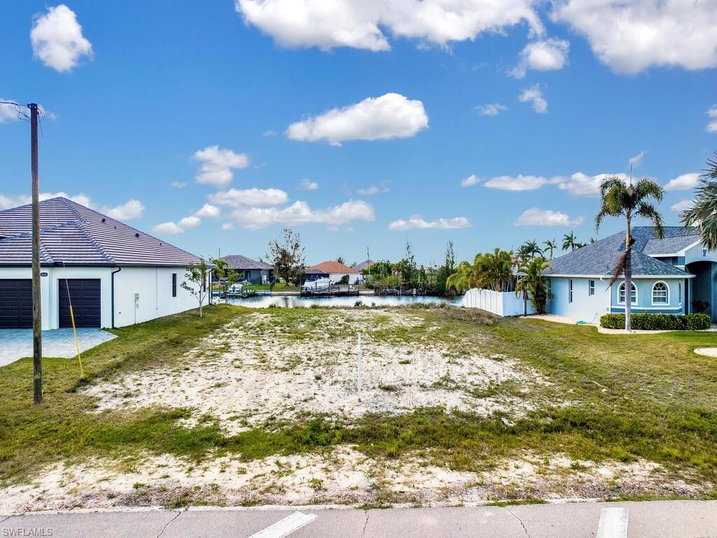 View of yard with a residential view