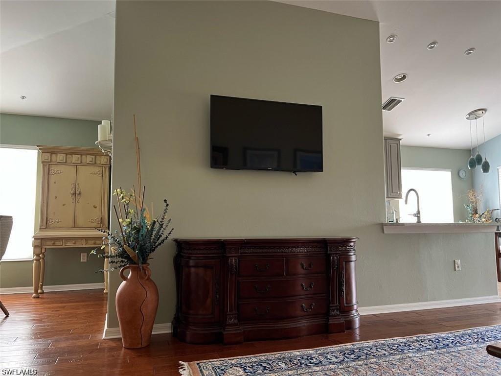 1405 Tiffany LN 1408 photo 25