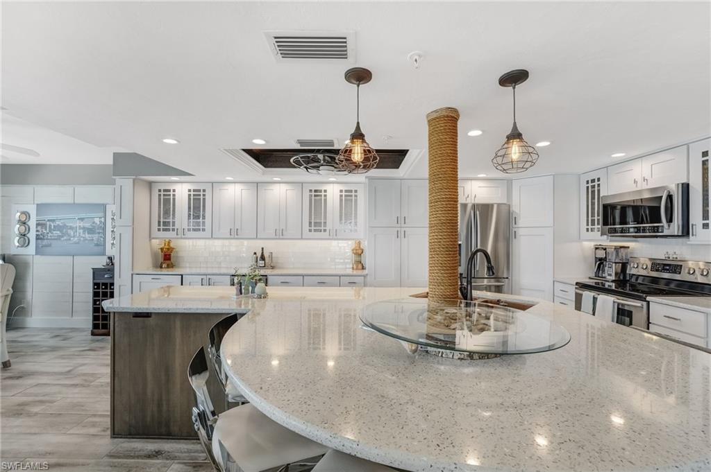 Huge Island to gather around the kitchen