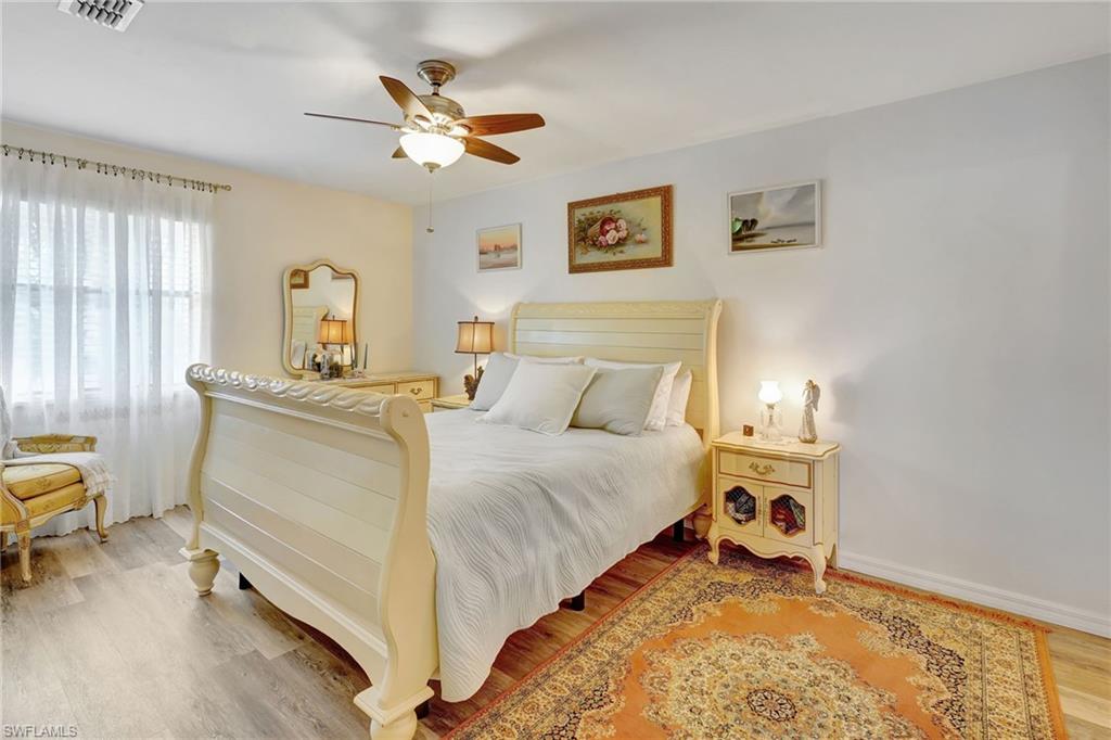 Primary bedroom w queen sized bed