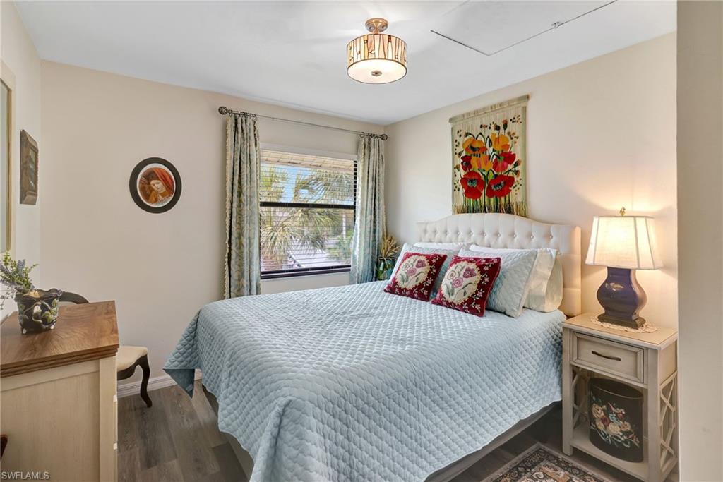 Guest bedroom w/ queen sized bed