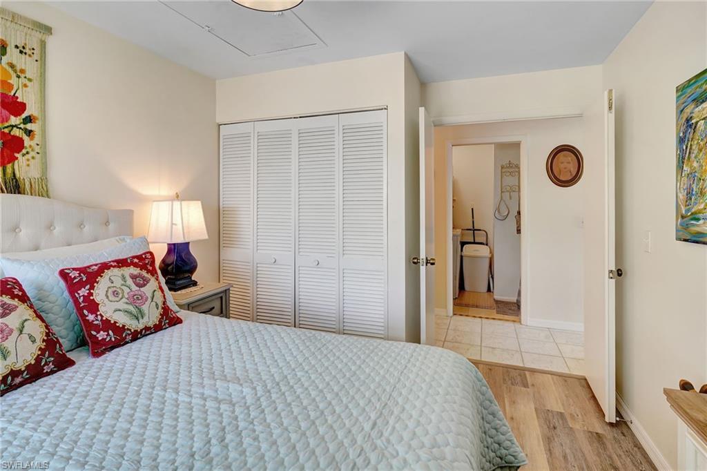 Guest bedroom w/ queen sized bed