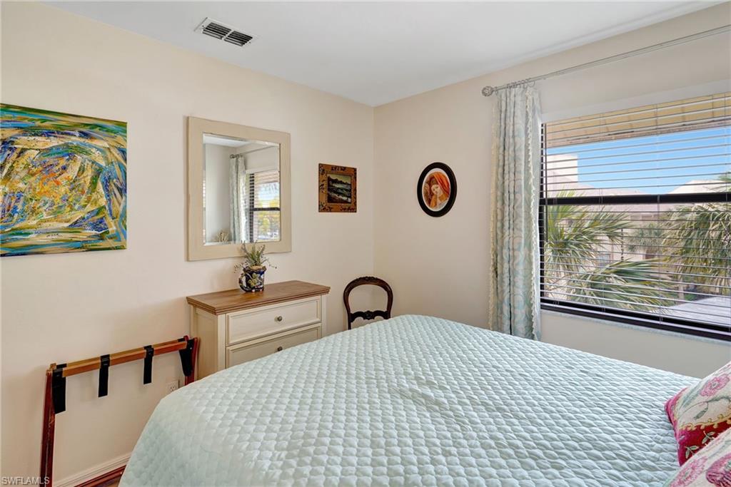 Guest bedroom w/ queen sized bed
