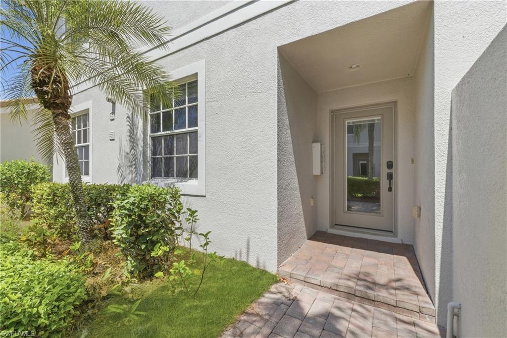 Nice & Private Condo Entry