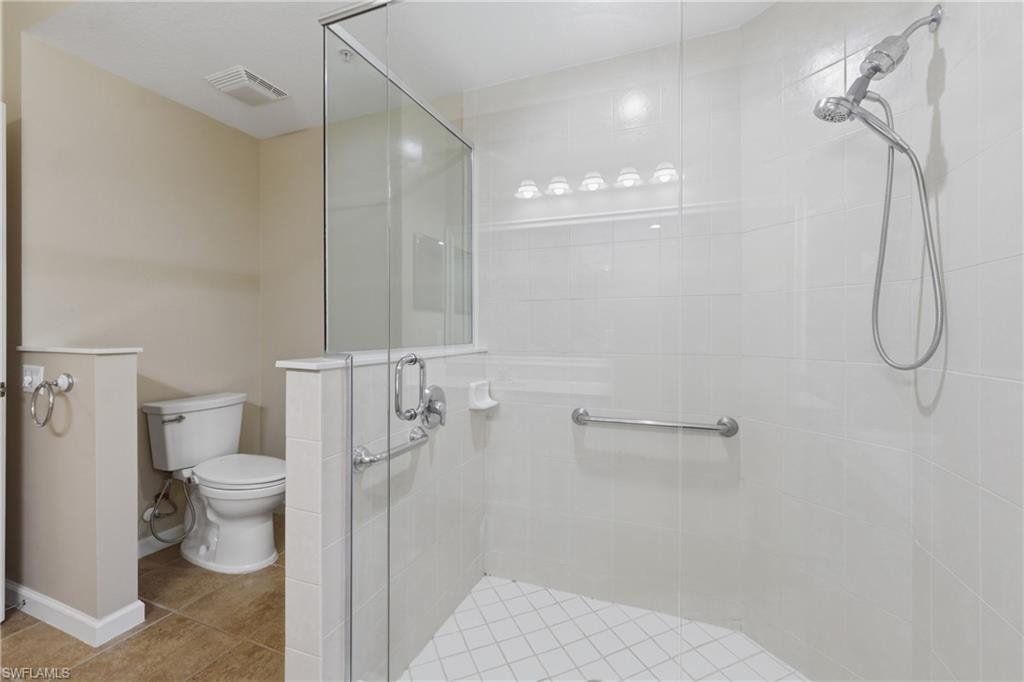 Big Shower + Comfort Toilet w/Bidet action