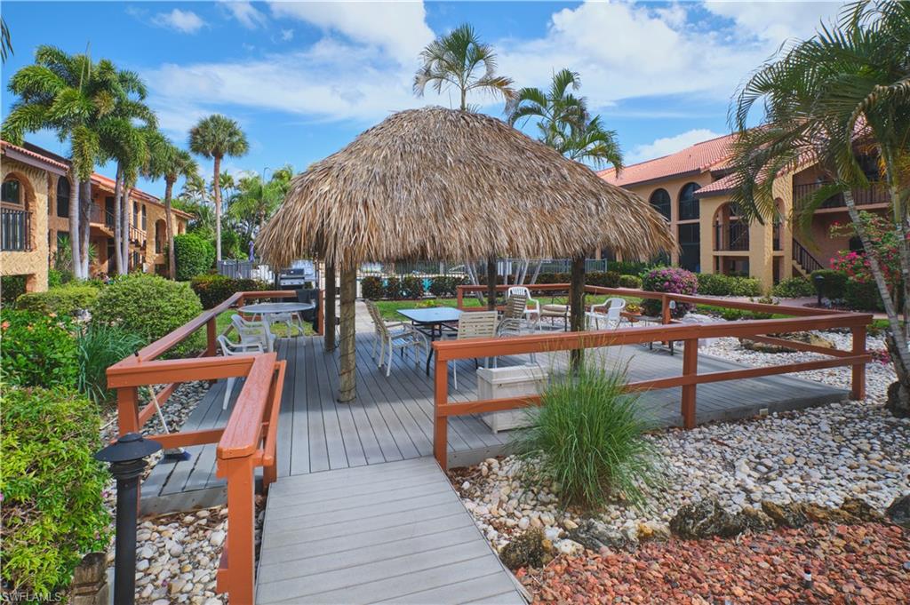 TIKI HUTS