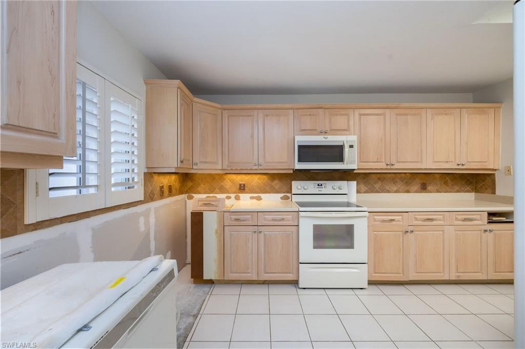 770 Waterford DR 302 photo 8