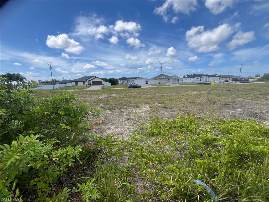 View of yard with a residential view