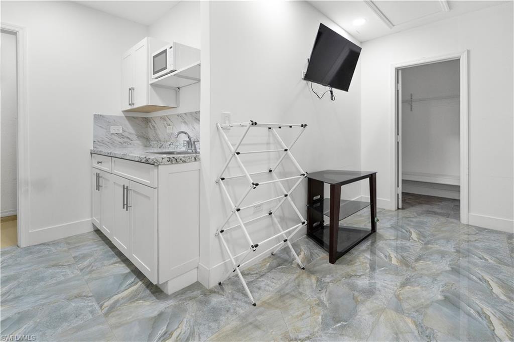 Detailed view of tasteful backsplash and recessed lighting
