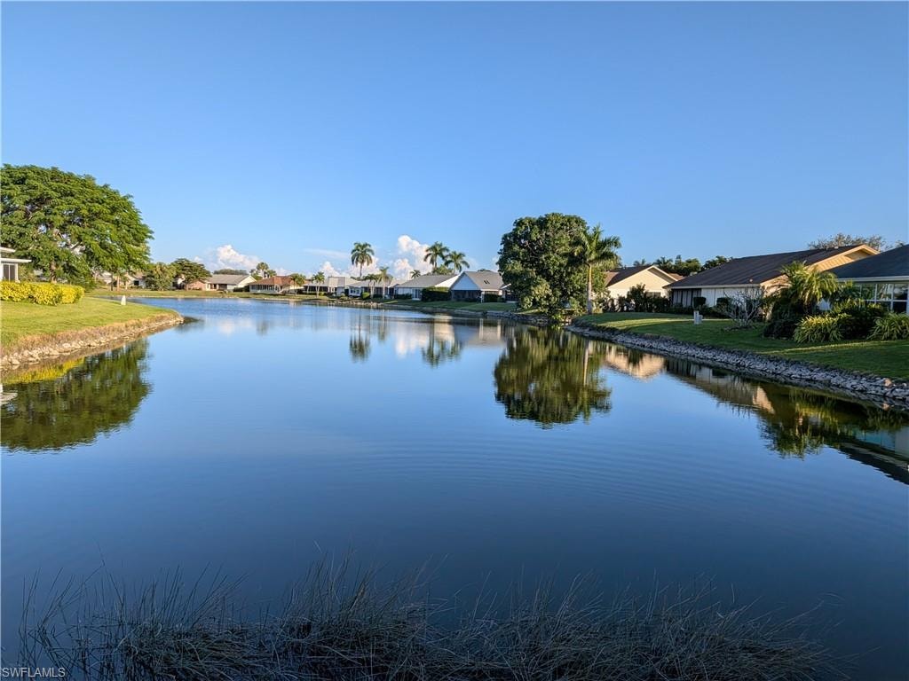 104 Fleur De Lis LN