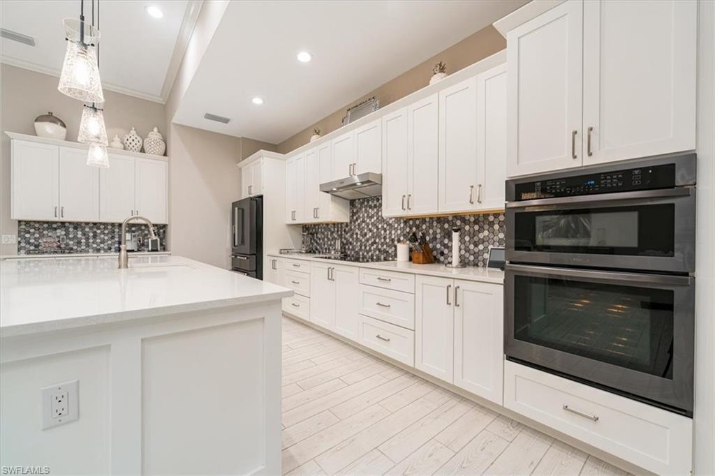 Gourmet Kitchen w/Custom Finishes