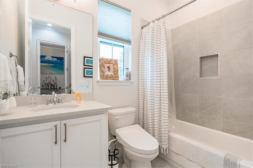 2nd bedroom En-Suite Bath with Tub Shower combo