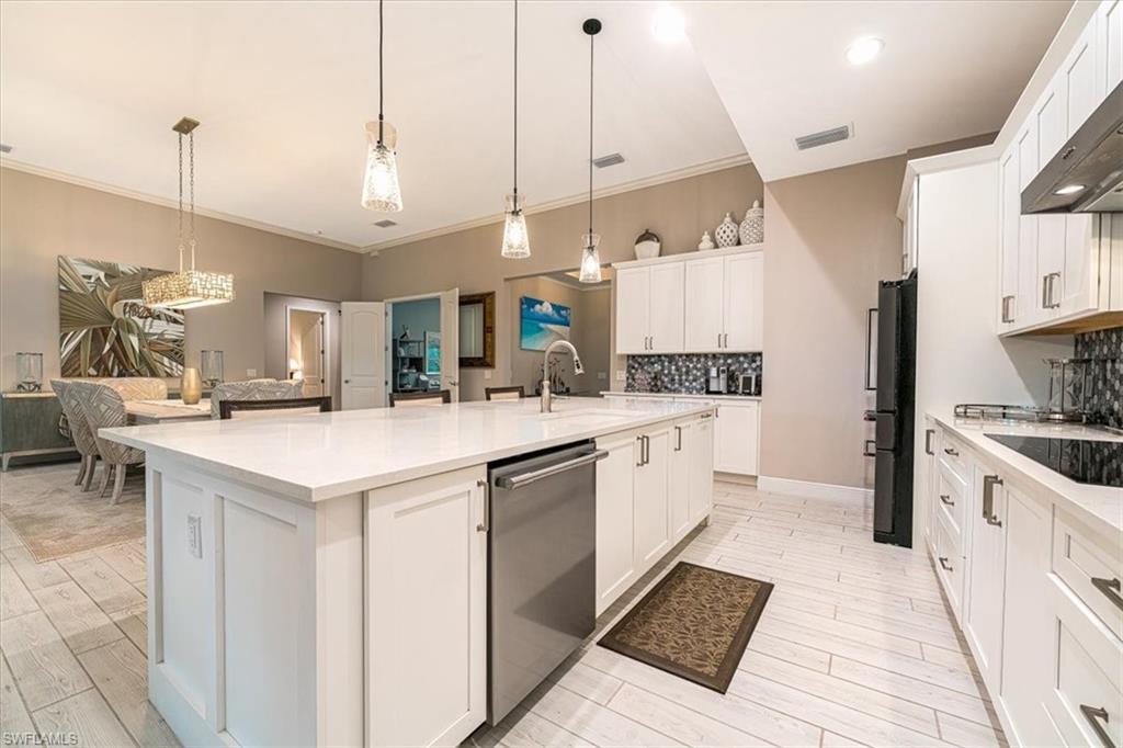 Large Open Floor Floor Plan w/Gourmet Kitchen with breakfast bar