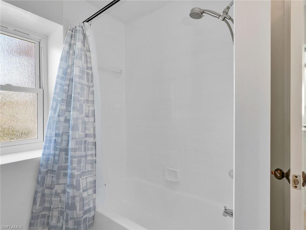 2nd Bathroom Tub/Shoer