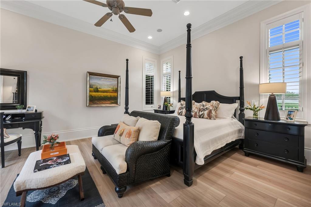 The Owner's Suite is spacious, with views to the courtyard pool and spa, as well as the golf course and Clubhouse.