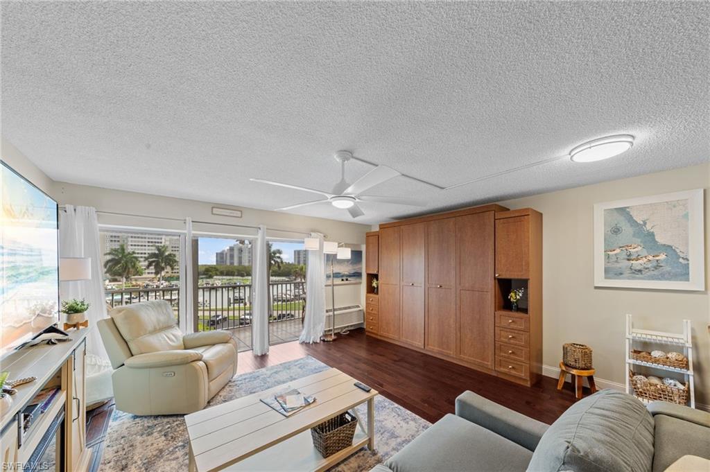 Tastefully furnished turnkey!