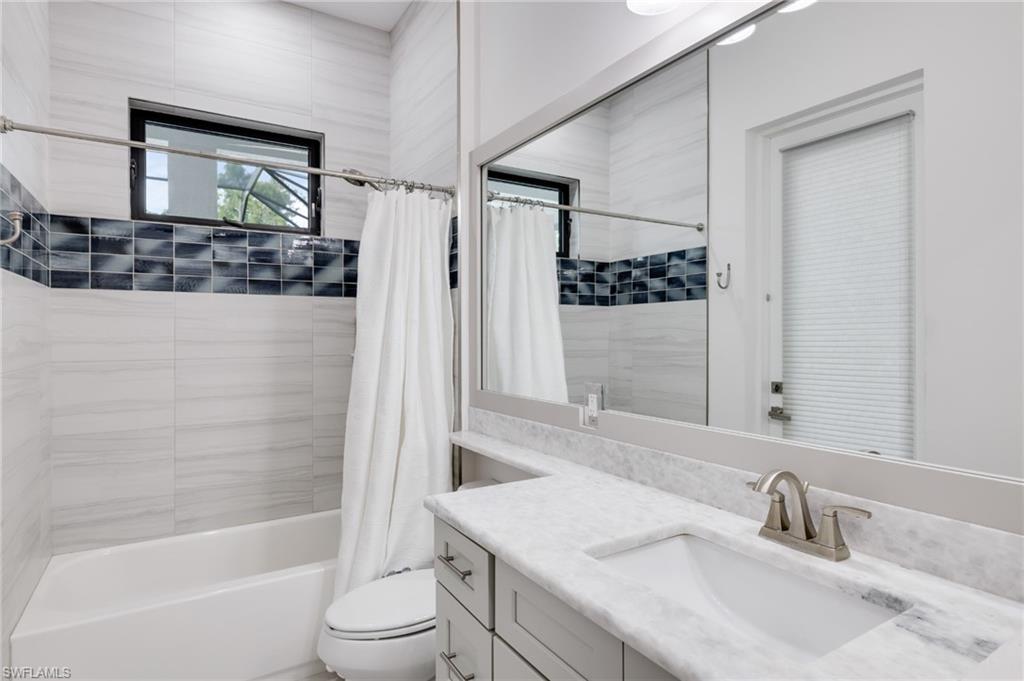 6423 Livingston Woods LN photo 10