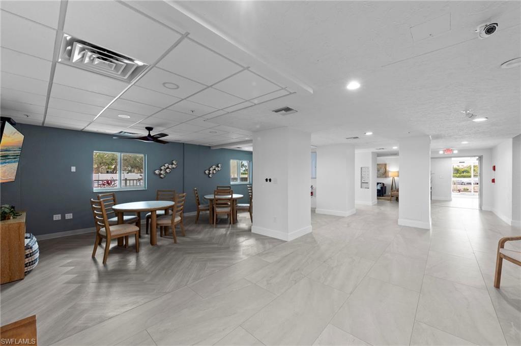 Multiple social areas in lobby