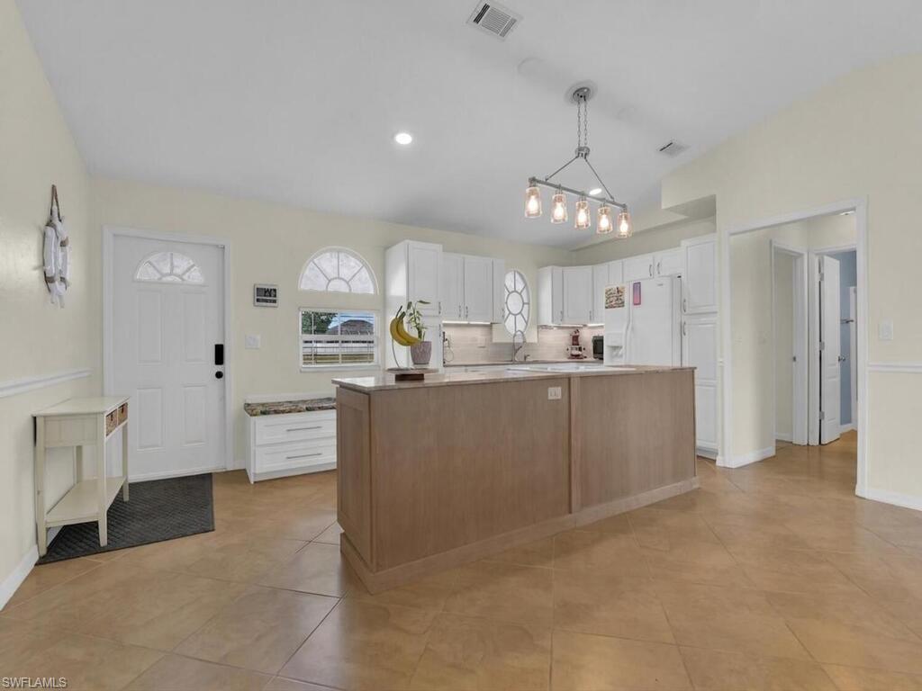 Kitchen w/ Island